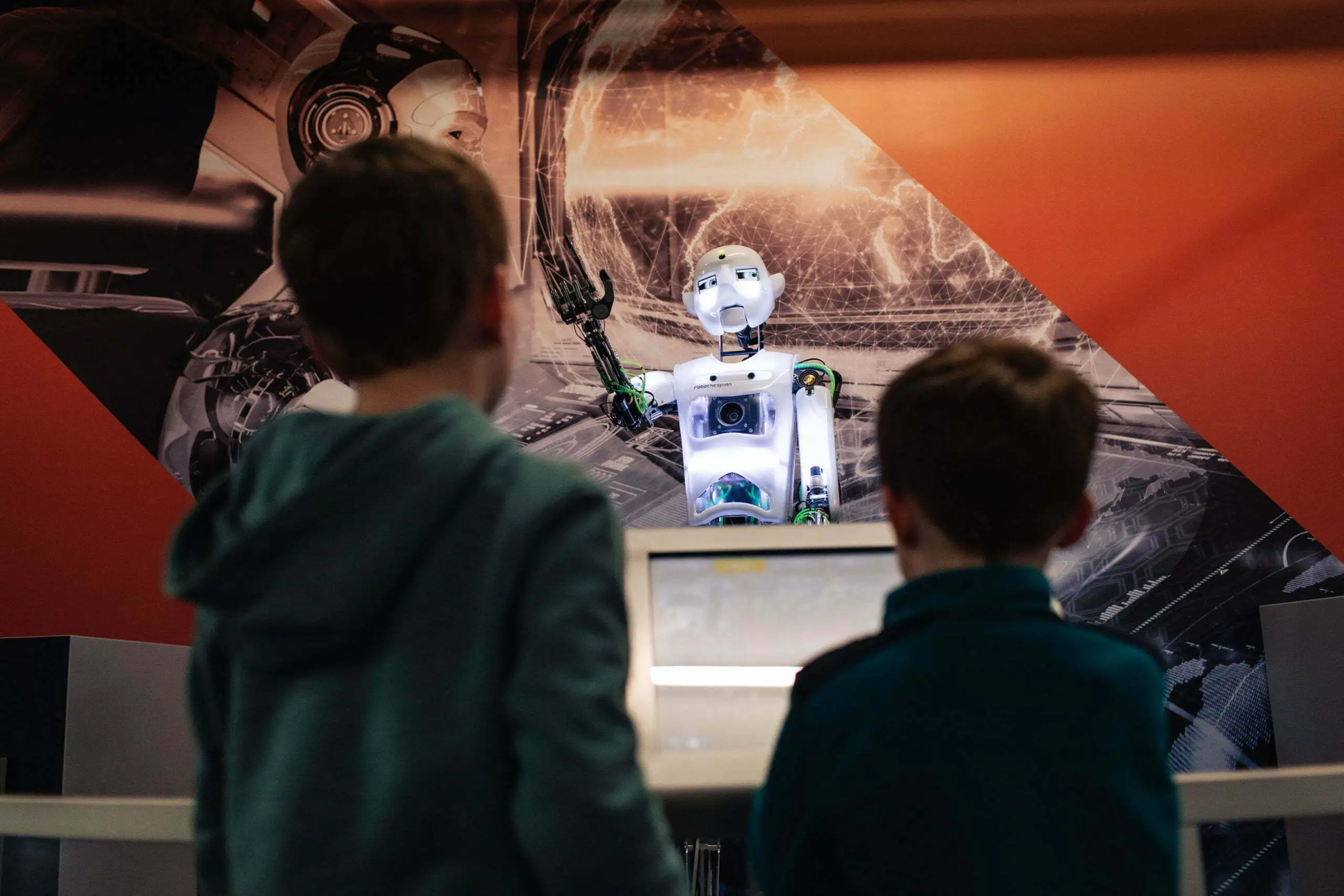 Digital-engagment-banner-scaled Kids looking at the Robosapien